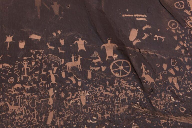 Petroglifos que datan de 2000 años de antigüedad en “Tse’ Hone” (“la roca que cuenta una historia”). Territorio Navajo. Utah, EE.UU.