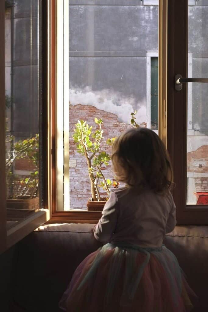 La tercera primavera de Nora, vivida desde la ventana. Venice, Italy